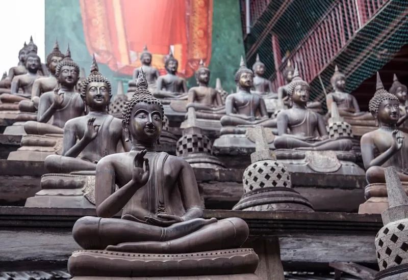 Buda dorado en Colombo en Sri Lanka