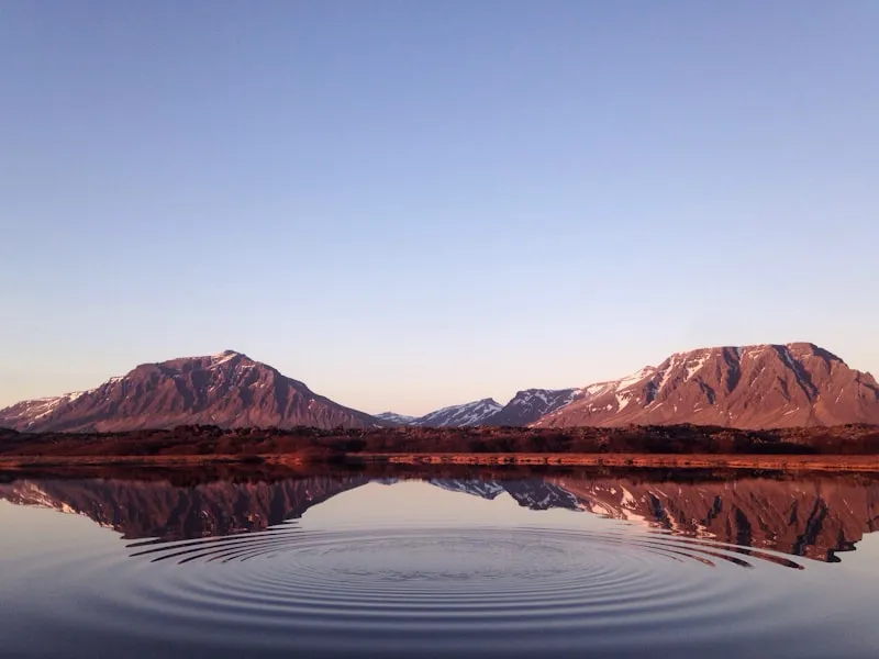Lago y montañas en la Patagonia