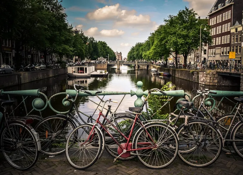 Ámsterdam - Bicicletas junto al río en Bélgica