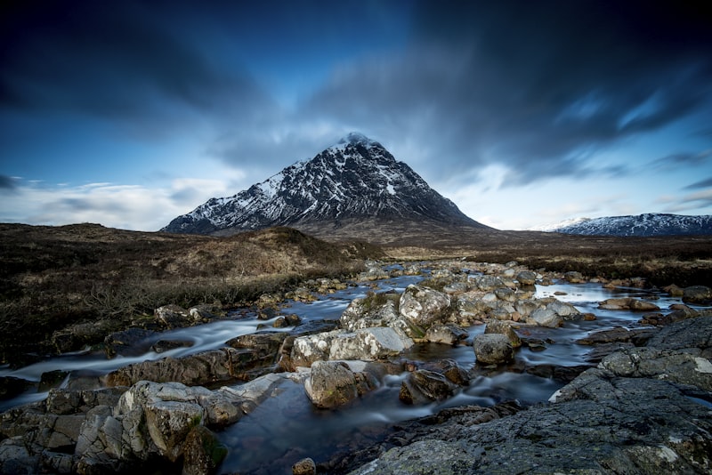 Valle de Glencoe con lago al pie de la montaña en Escocia