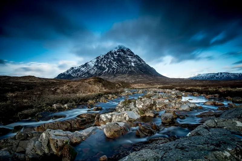 Valle de Glencoe con lago al pie de la montaña en Escocia