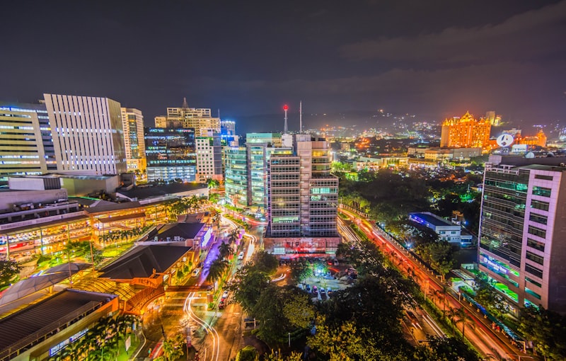 Ciudad de Cebu de noche en Filipinas