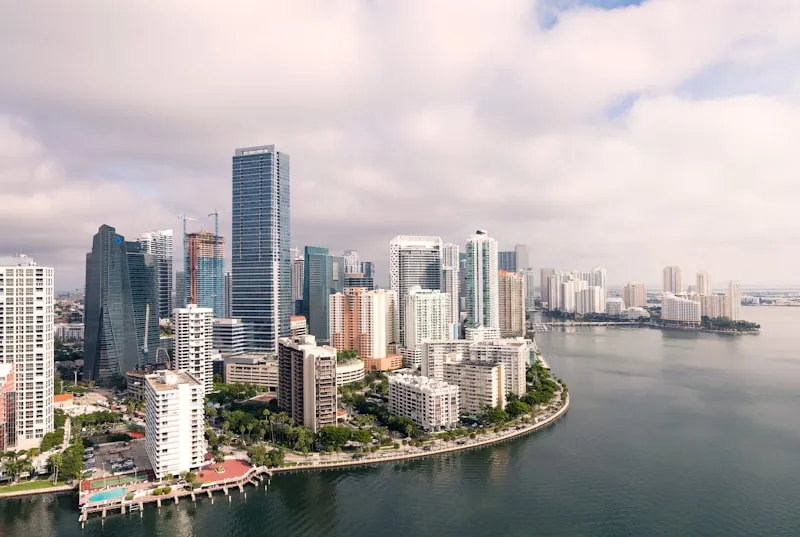 Rascacielos de Miami frente al mar