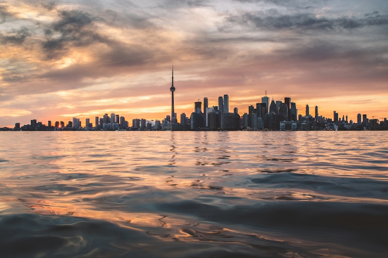 Skyline de Toronto desde el lago en Canadá