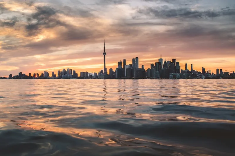 Skyline de Toronto desde el lago en Canadá
