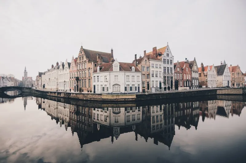Brujas - Edificios junto al agua en Bélgica