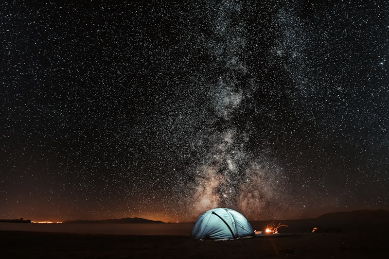 Cena bajo las estrellas en el desierto