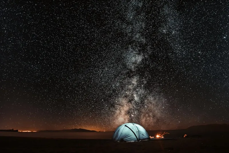 Cena bajo las estrellas en el desierto