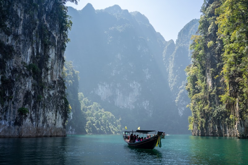 Barca longtail entre acantilados kársticos en Tailandia