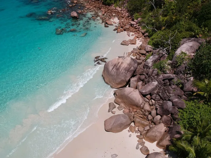 Rocas y playa en Praslin en Seychelles
