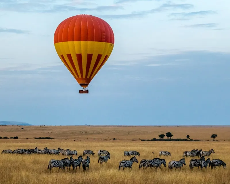 Globo aerostático sobre la sabana con cebras en Kenia