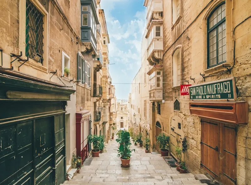 Calle de La Valeta bajo cielo azul