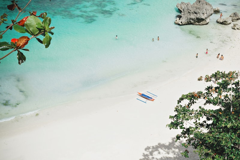 Barco en la orilla en Boracay en Filipinas