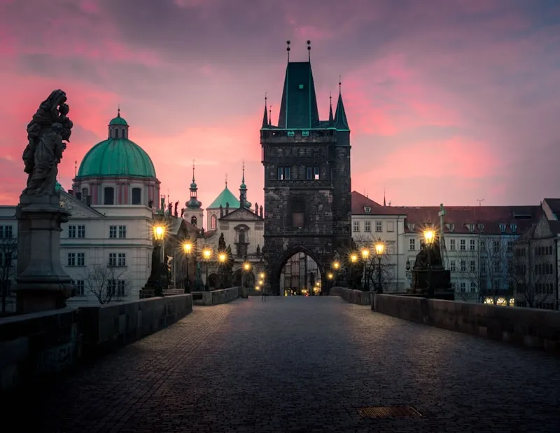 Praga iluminada al atardecer