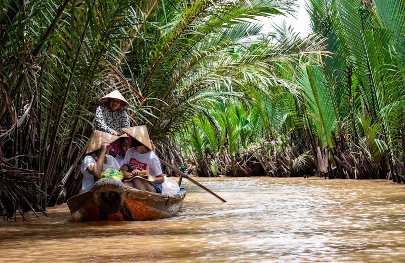 Canoas en el Delta del Mekong en Vietnam
