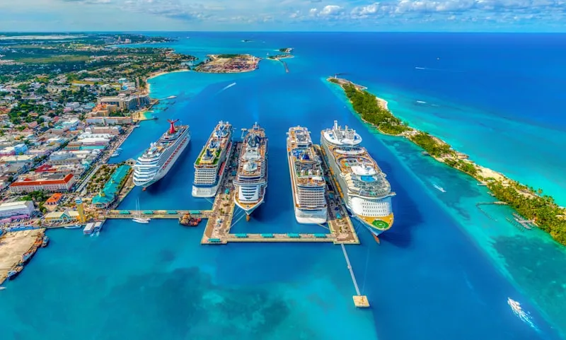 Vista aérea de Nassau con cruceros en Bahamas