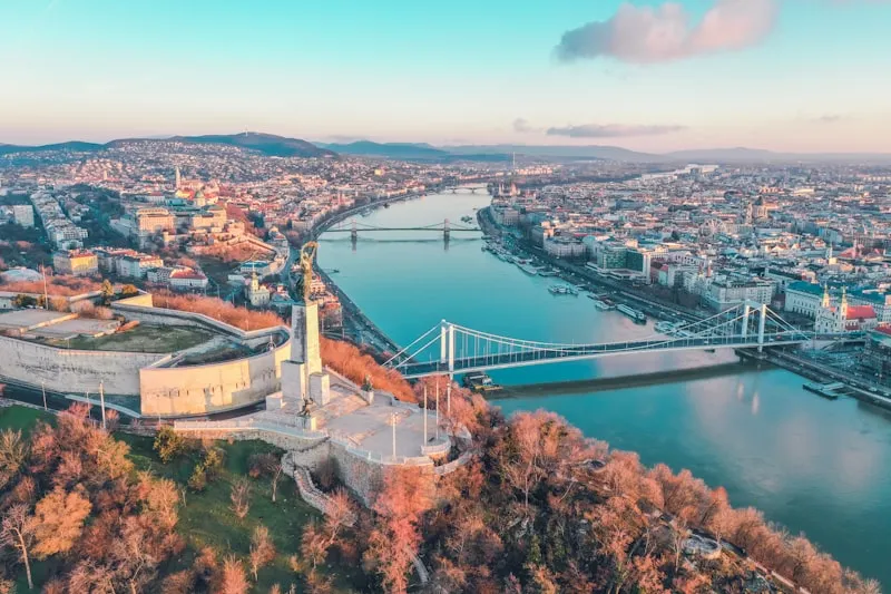 Vista aérea de Budapest y el Danubio