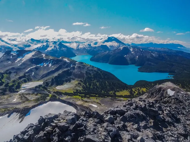 Lago azul entre montañas en Whistler en Canadá
