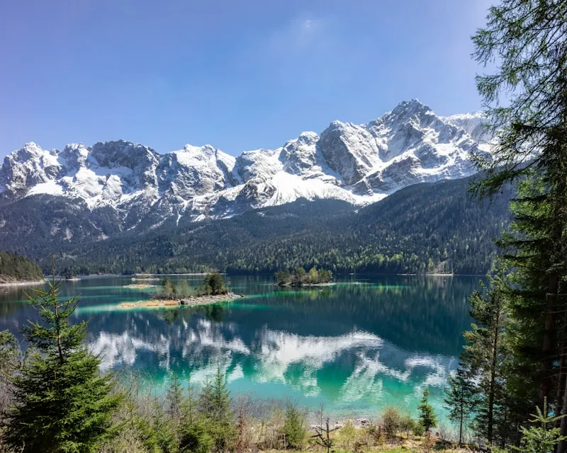 Reflejos en lago alpino en Alemania