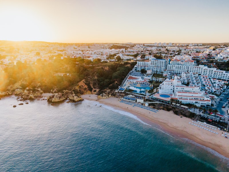 Casas junto al mar en el Algarve en Portugal