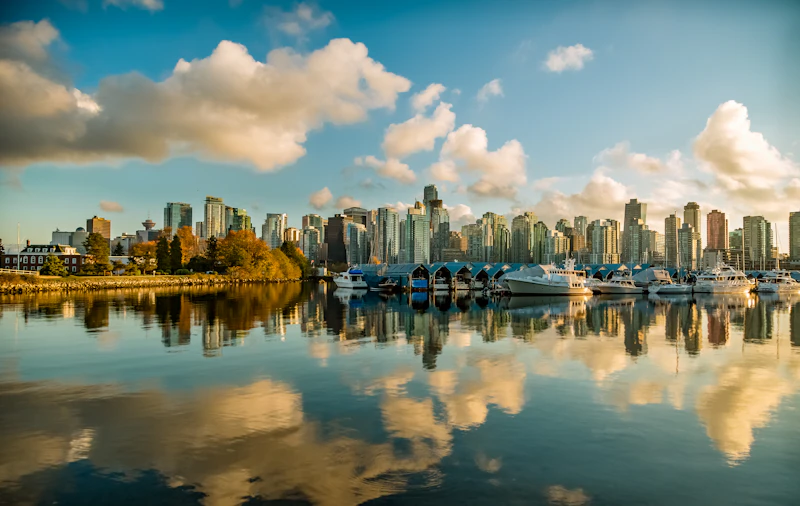 Skyline de Vancouver junto al agua en Canadá