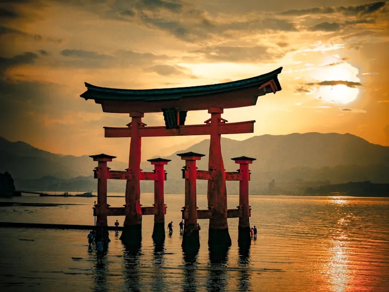 Torii de Itsukushima sobre el agua, Japón