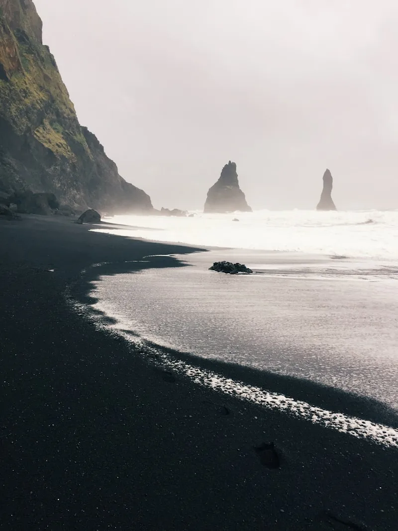 Playa negra de Reynisfjara en Islandia