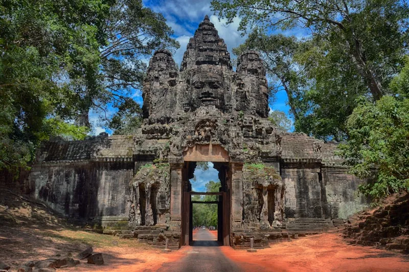 Entrada al templo Ta Prohm entre la selva en Camboya