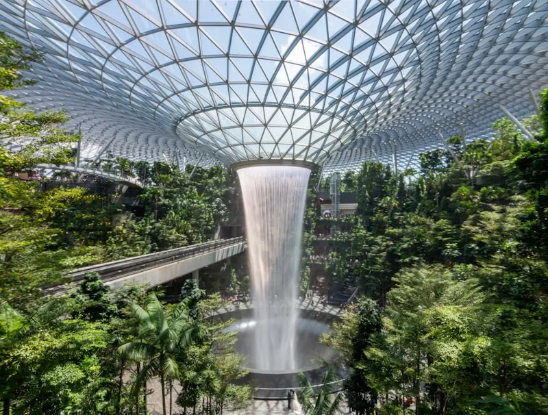 Cascada interior de Jewel Changi en Singapur
