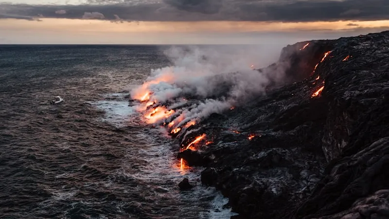 Lava roja en Big Island en Hawái