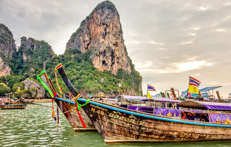 Barcos de cola larga en Railay Beach en Tailandia