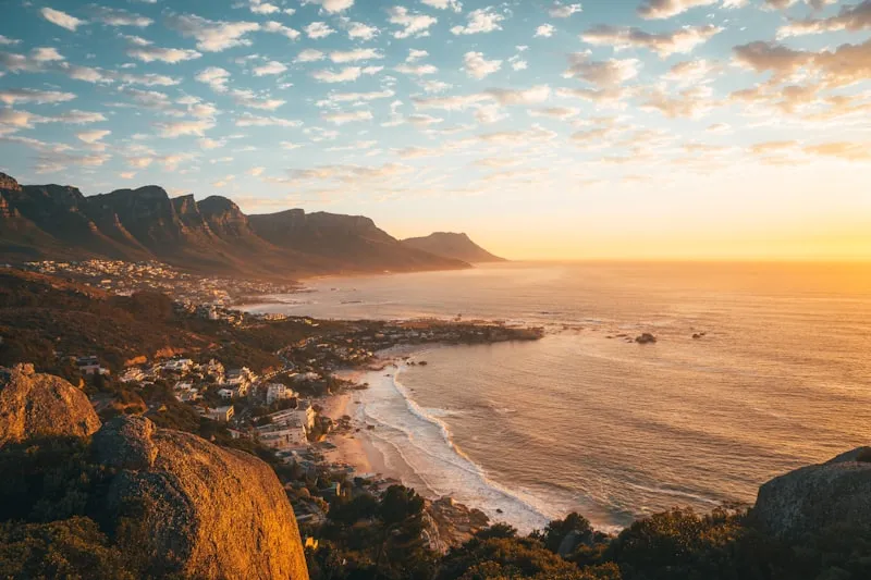 Table Mountain junto al mar en Sudáfrica