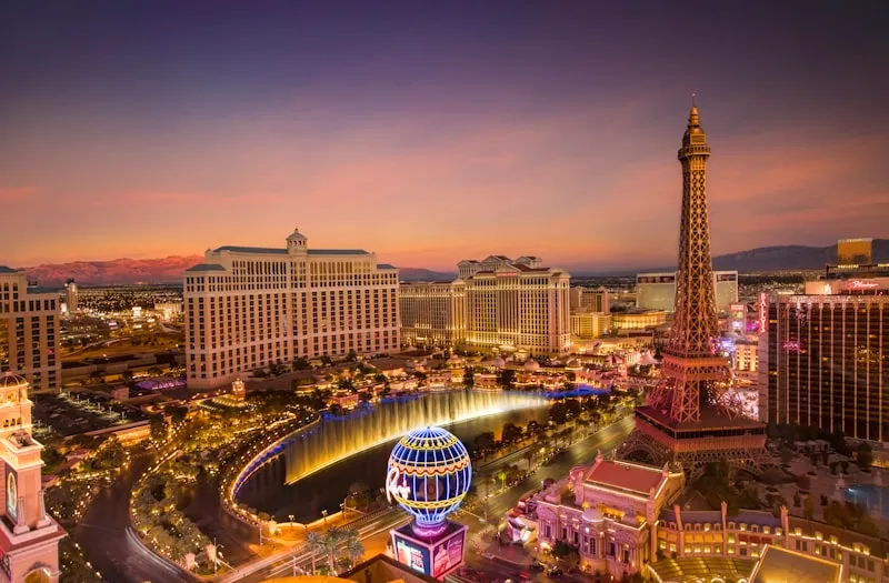 Las Vegas de noche en Costa Oeste USA