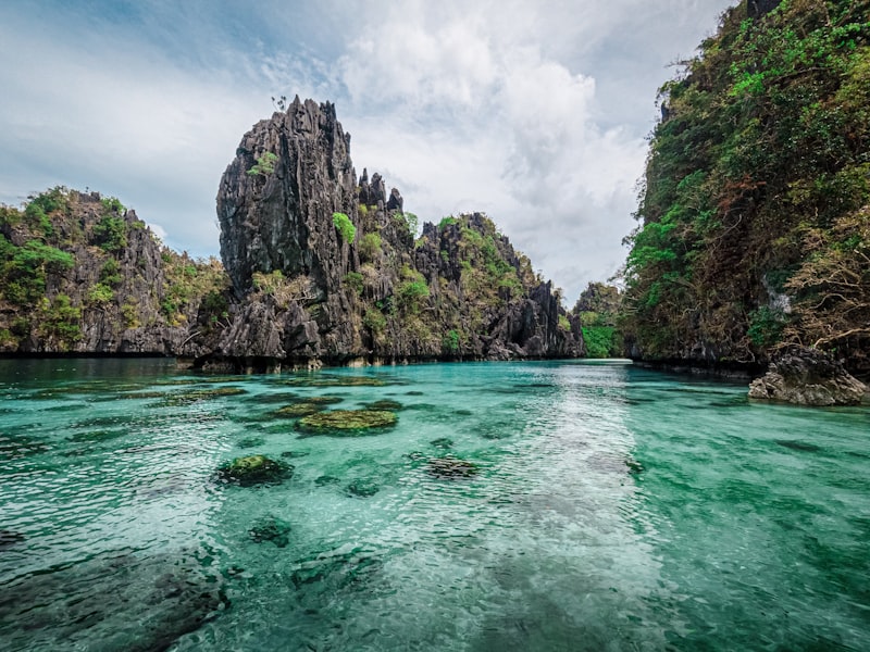 Formaciones rocosas en El Nido en Filipinas