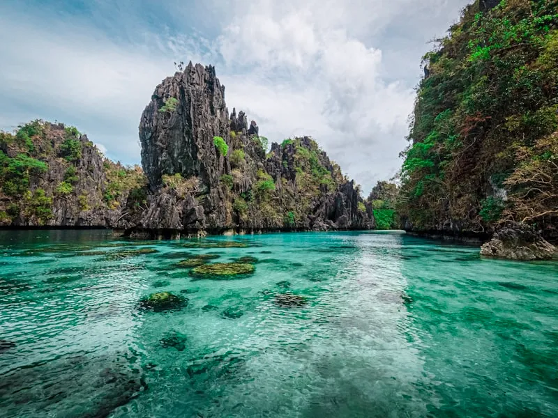 Formaciones rocosas en El Nido en Filipinas