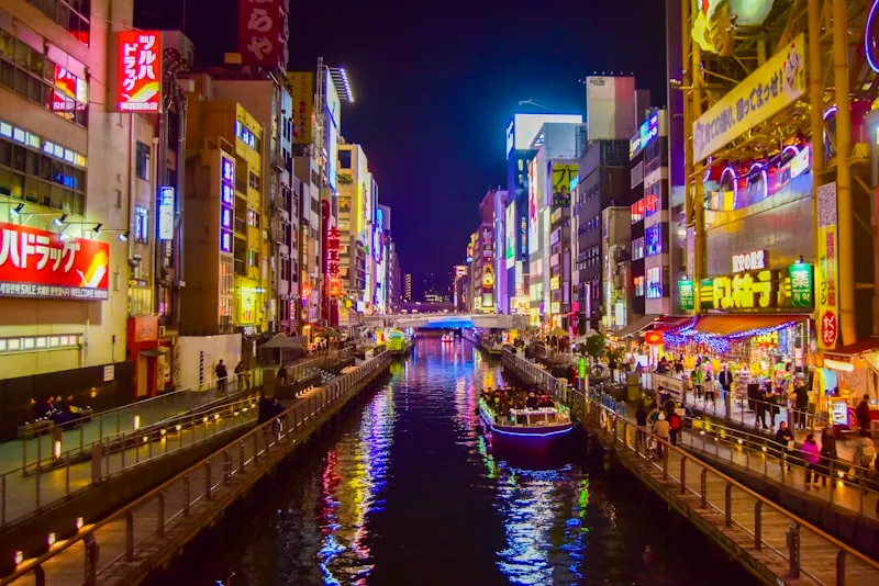 Canal de Osaka de noche