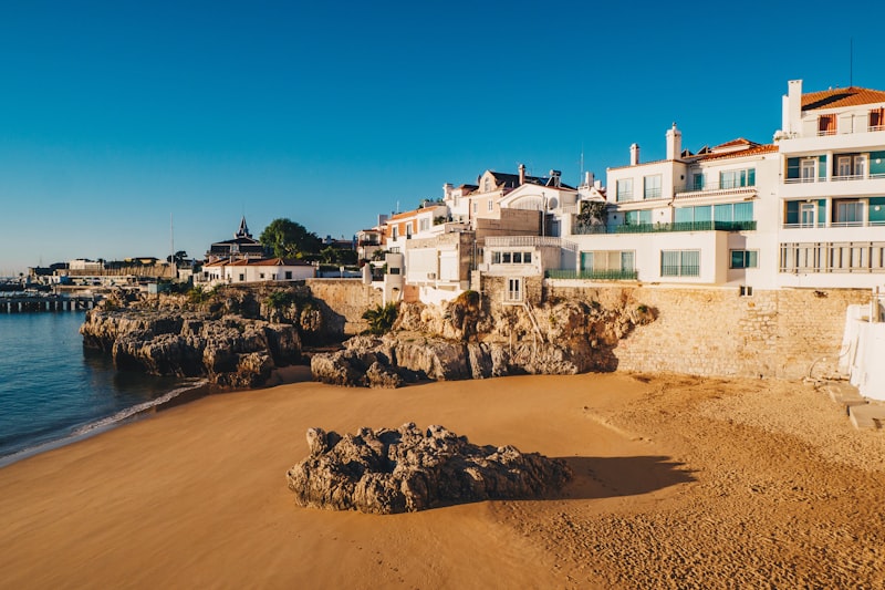 Costa escarpada de Cascais en Portugal
