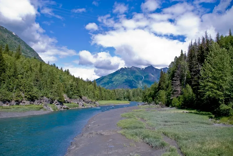 Lago y montañas en Anchorage en Alaska