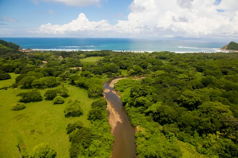 Vista aérea de la costa del Pacífico en Costa Rica