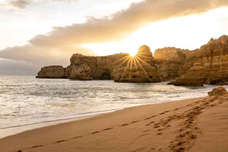 Formaciones rocosas del Algarve al atardecer en Portugal