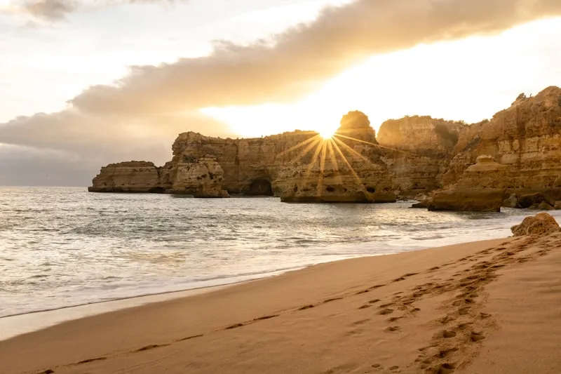 Formaciones rocosas del Algarve al atardecer en Portugal