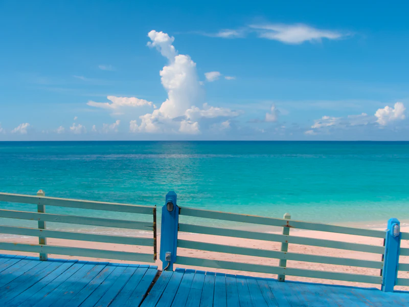 Muelle sobre aguas cristalinas en Bahamas