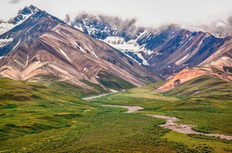 Montañas verdes del Parque Nacional Denali en Alaska