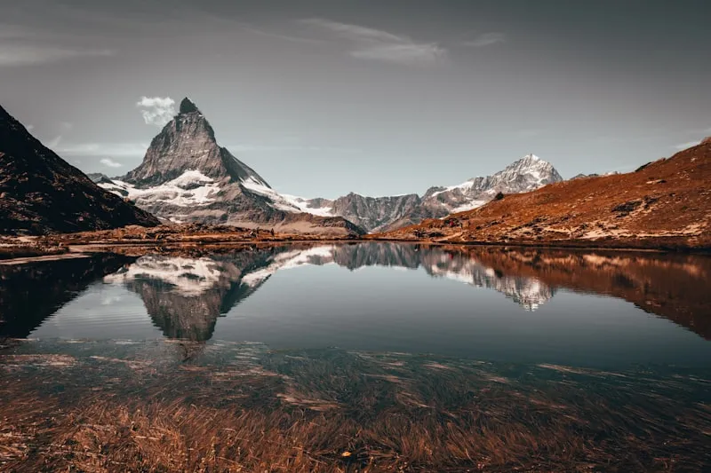 Lago alpino junto al Matterhorn en Suiza