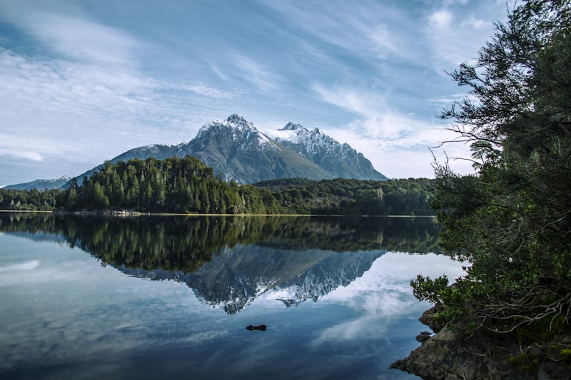 Lago y montañas en Bariloche en Argentina
