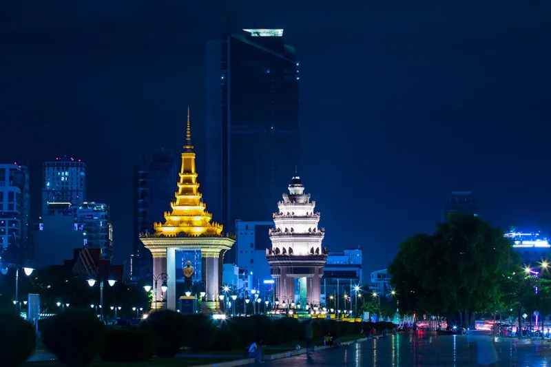Palacio Real de Phnom Penh iluminado en Camboya