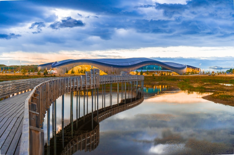 Puente sobre el río en Calgary en Canadá