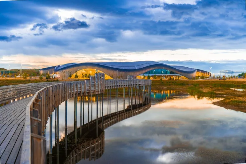 Puente sobre el río en Calgary en Canadá