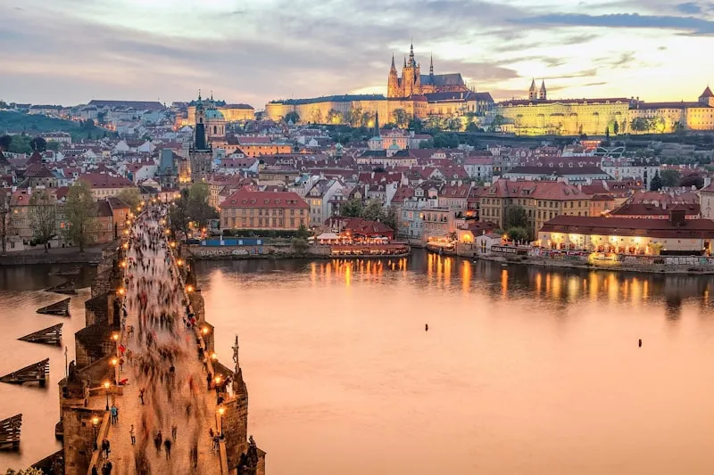 Praga junto al río Moldava