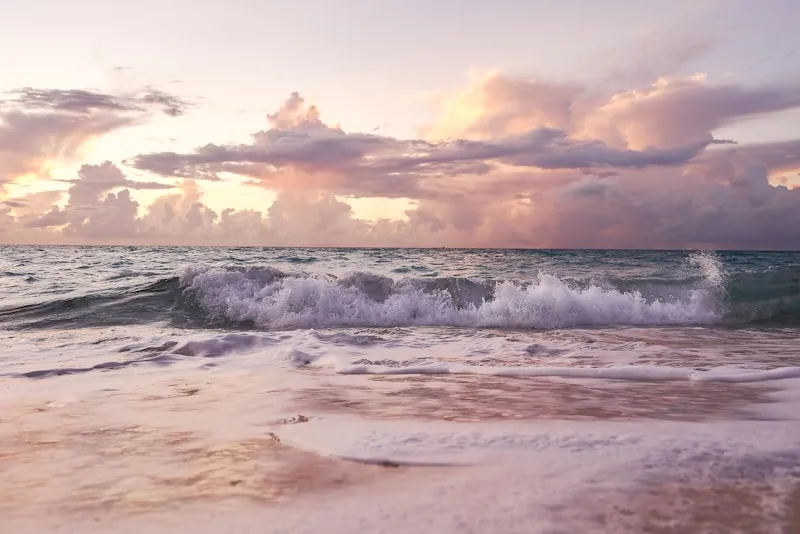 Atardecer en Harbour Island con arena rosada en Bahamas